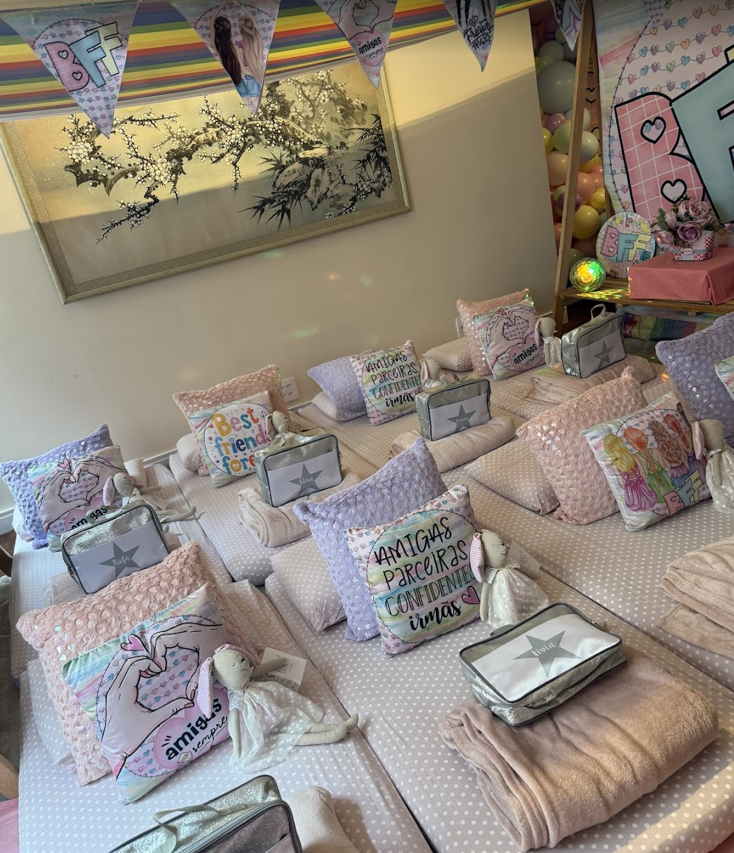 Bailarinas coelhas na festa do pijama de uma cliente.